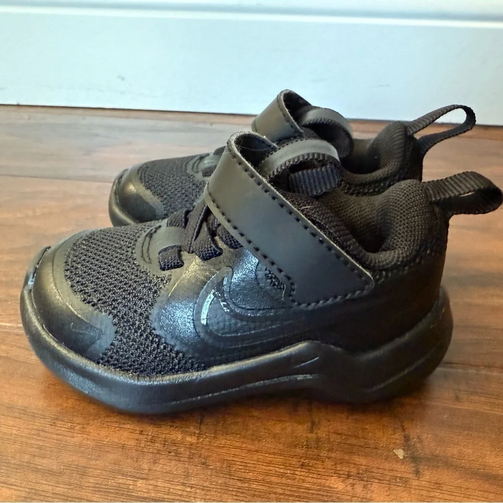 Nike Cosmic Runner All-Black Kids' Sneakers-Size 3C NWOT